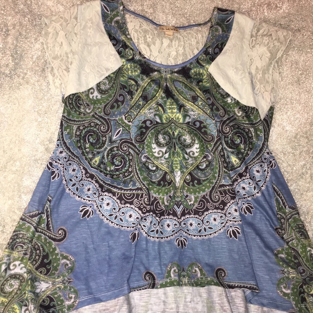 Live and let live t-shirt with icy blue lace
